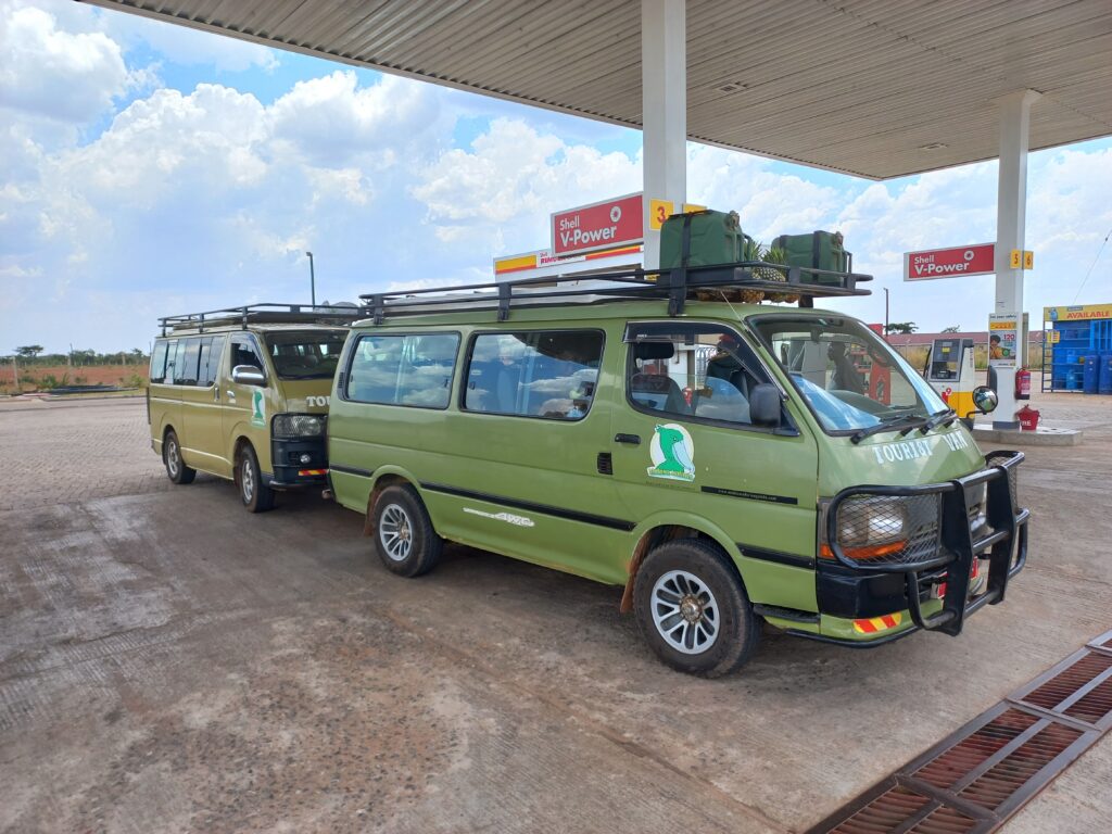 safari-vehicle-game-vieing-travel-uganda-wild-travel